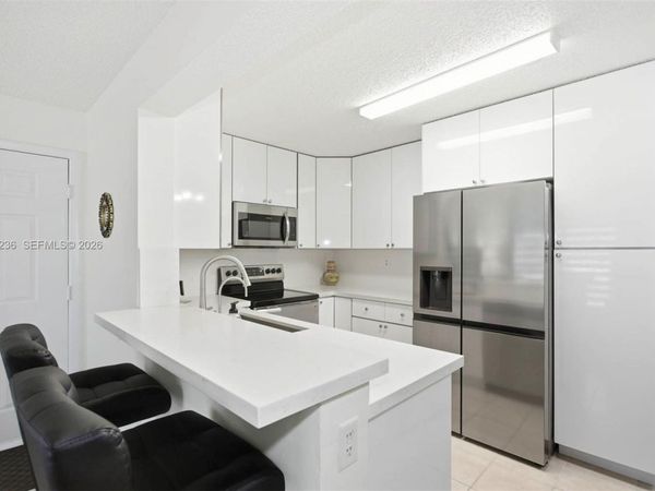 400 Palm Cir W, Unit 102, Pembroke Pines, FL 33025