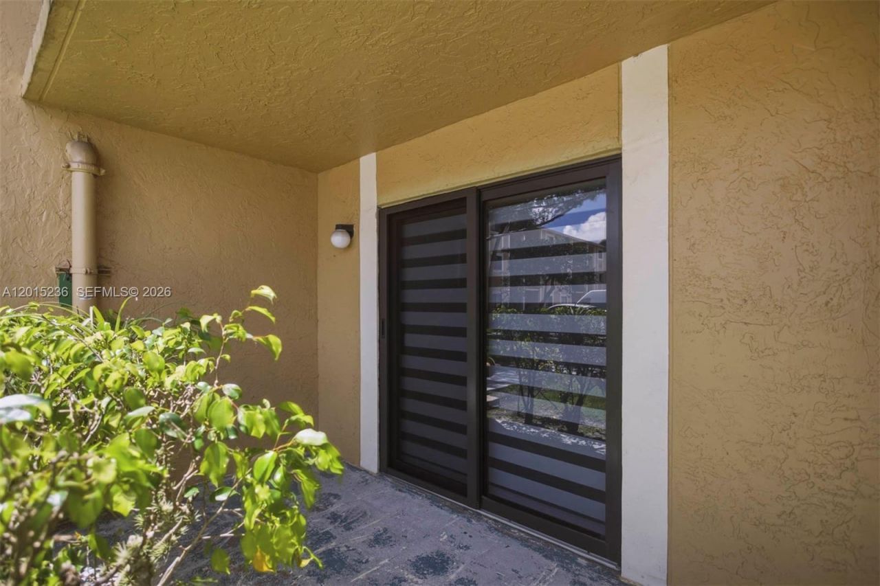 400 Palm Cir W, Unit 102, Pembroke Pines, FL 33025 Photo
