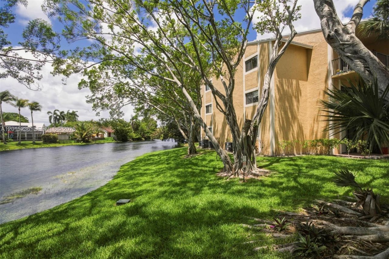 400 Palm Cir W, Unit 102, Pembroke Pines, FL 33025 Photo