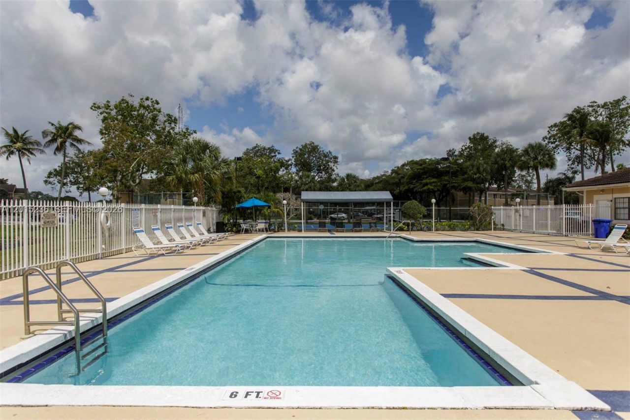 400 Palm Cir W, Unit 102, Pembroke Pines, FL 33025 Photo