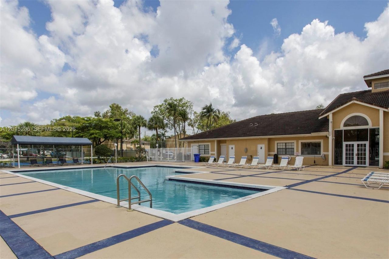 400 Palm Cir W, Unit 102, Pembroke Pines, FL 33025 Photo