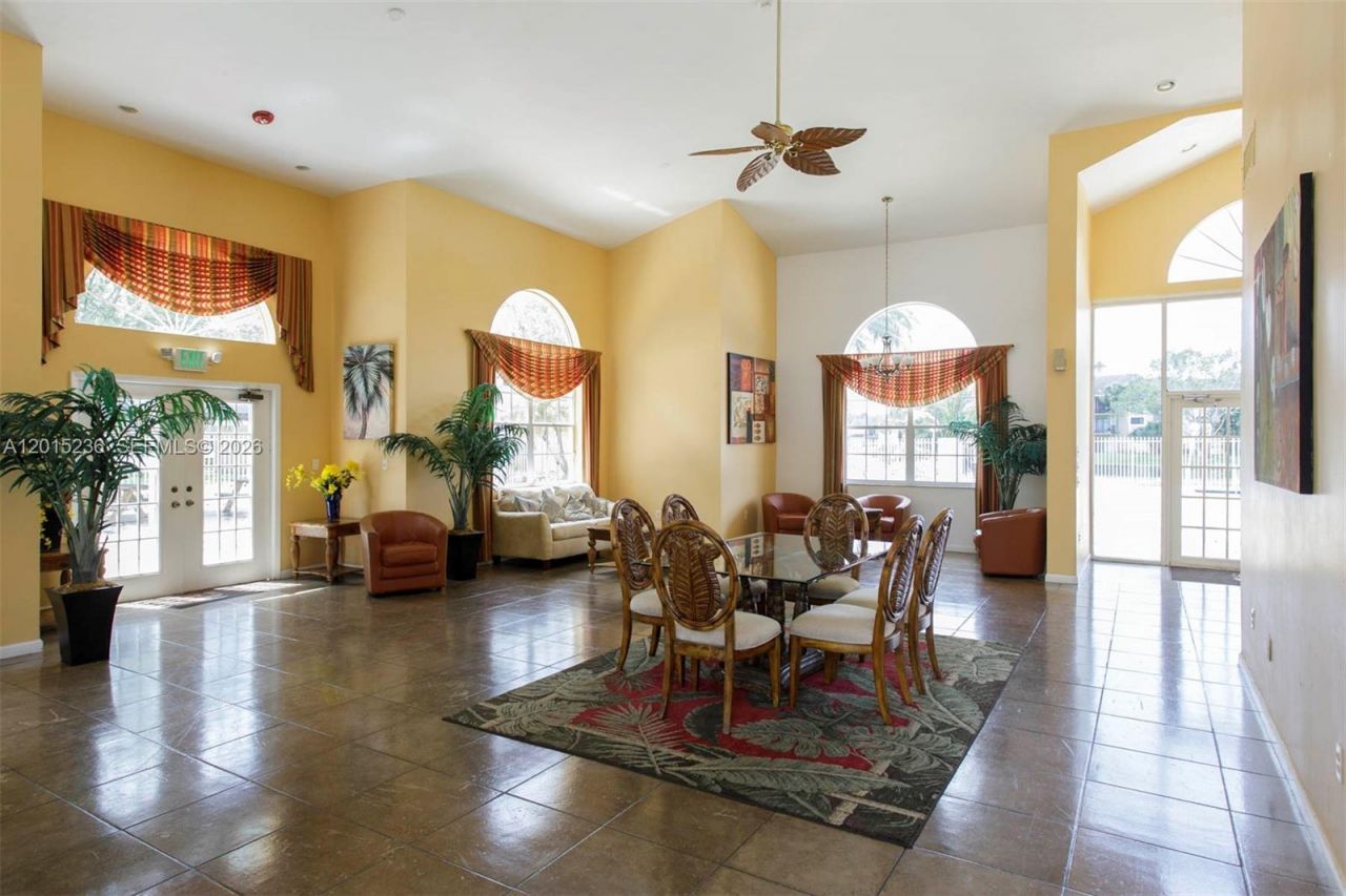 400 Palm Cir W, Unit 102, Pembroke Pines, FL 33025 Photo