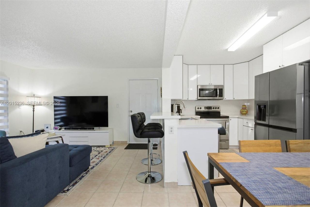 400 Palm Cir W, Unit 102, Pembroke Pines, FL 33025 Photo