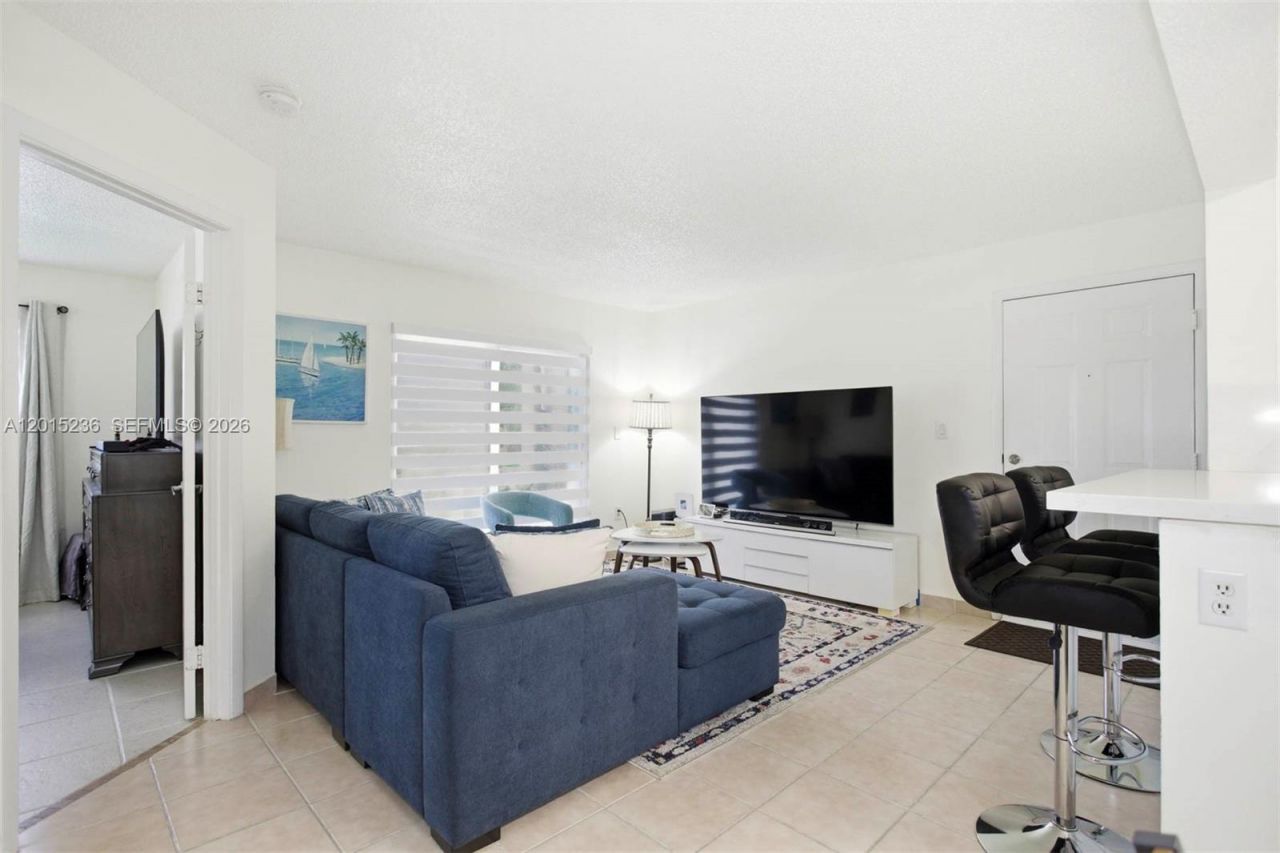 400 Palm Cir W, Unit 102, Pembroke Pines, FL 33025 Photo