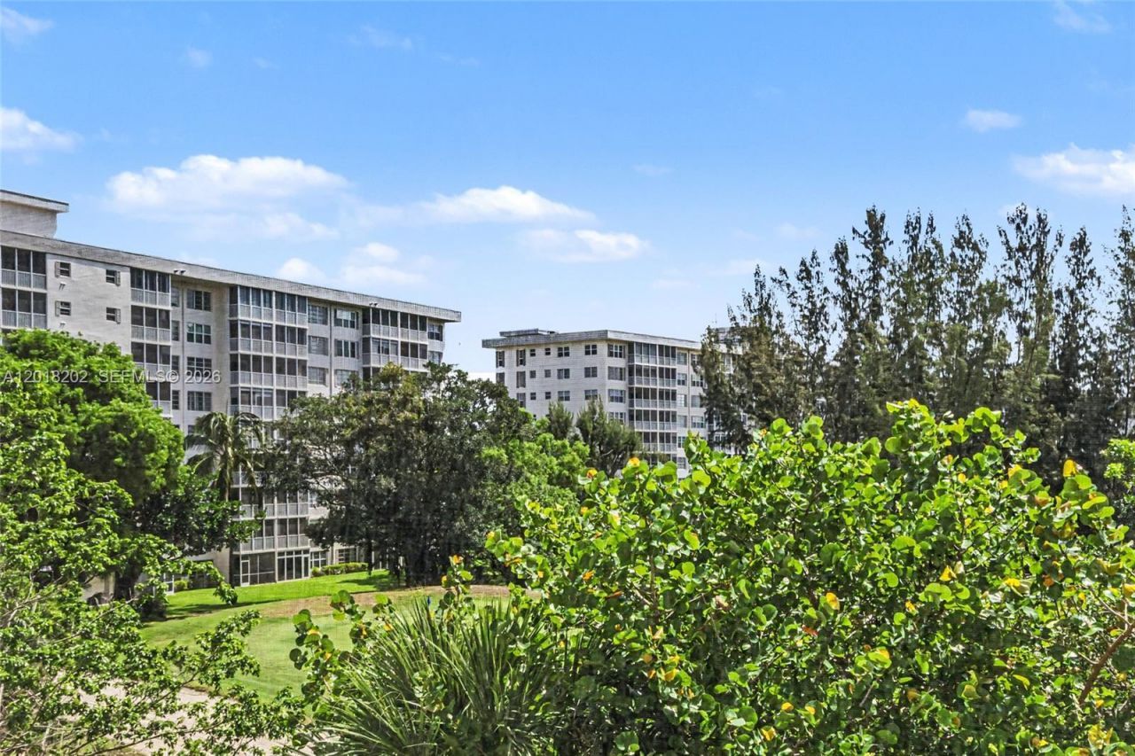 3250 N Palm Aire Dr , Unit 406, Pompano Beach, FL 33069 Photo
