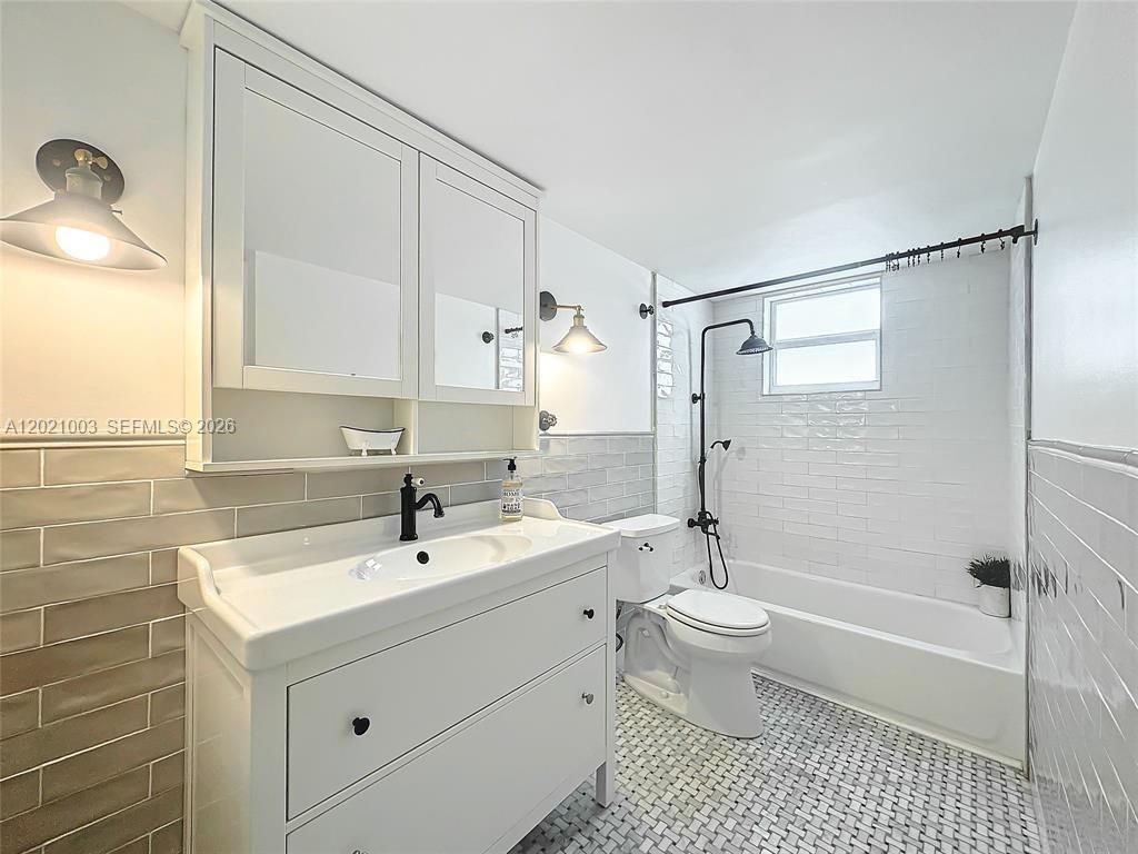 7133 Bay Dr, Unit 705, Miami Beach, FL 33141 Photo