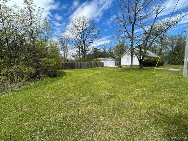 2356 S DYE Road, Flint Twp, MI 48532
