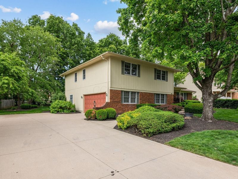 98 Walcreek Drive W, Columbus, OH 43230 Photo 2