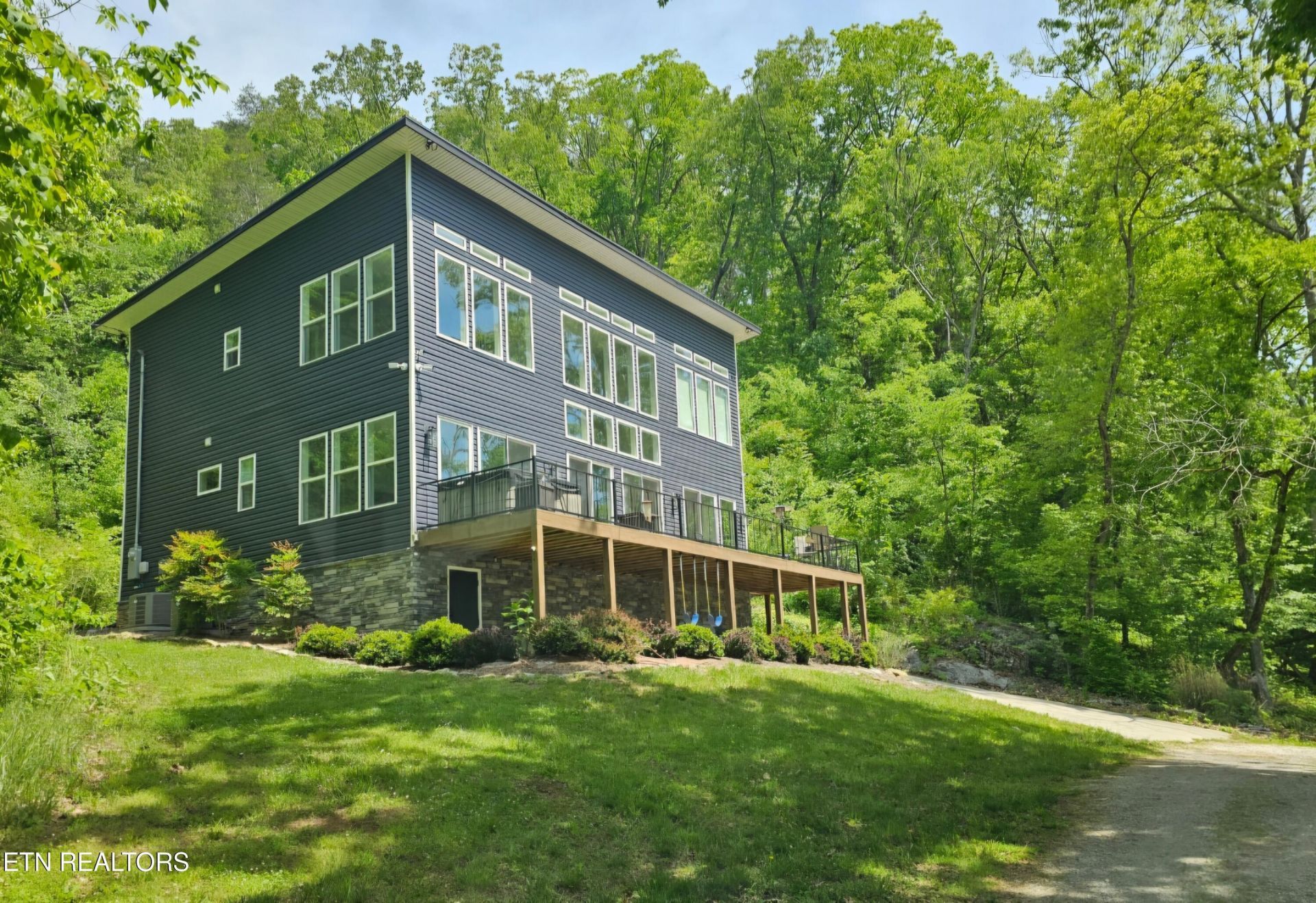 880 Skyline Drive, Harriman, TN 37748 Main Photo