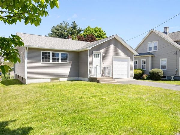 44 White St, Chicopee, MA 01013