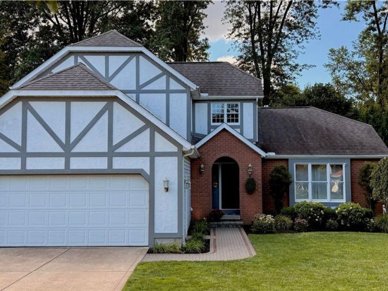 24739 Tara Lynn Drive, North Olmsted, OH 44070 Photo 2