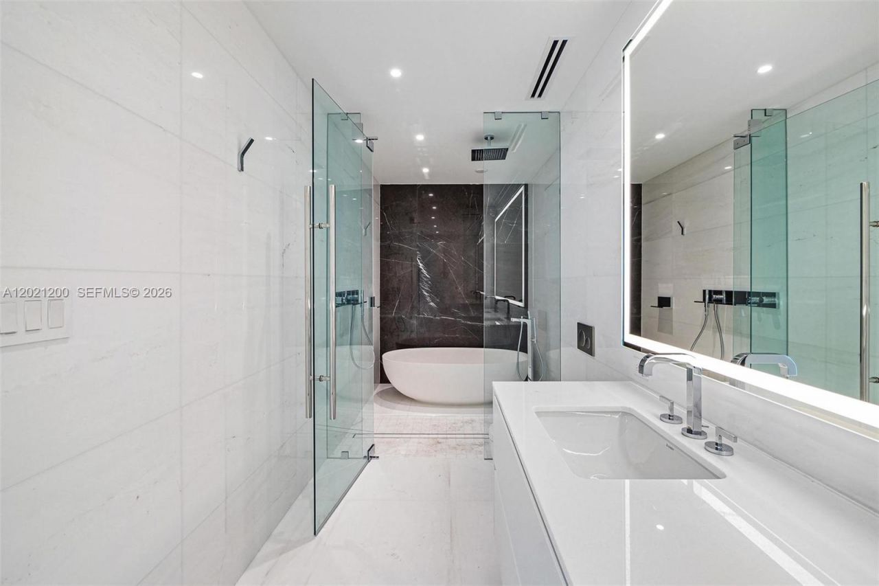 300 Biscayne Boulevard Way, Unit 2906W, Miami, FL 33131 Photo