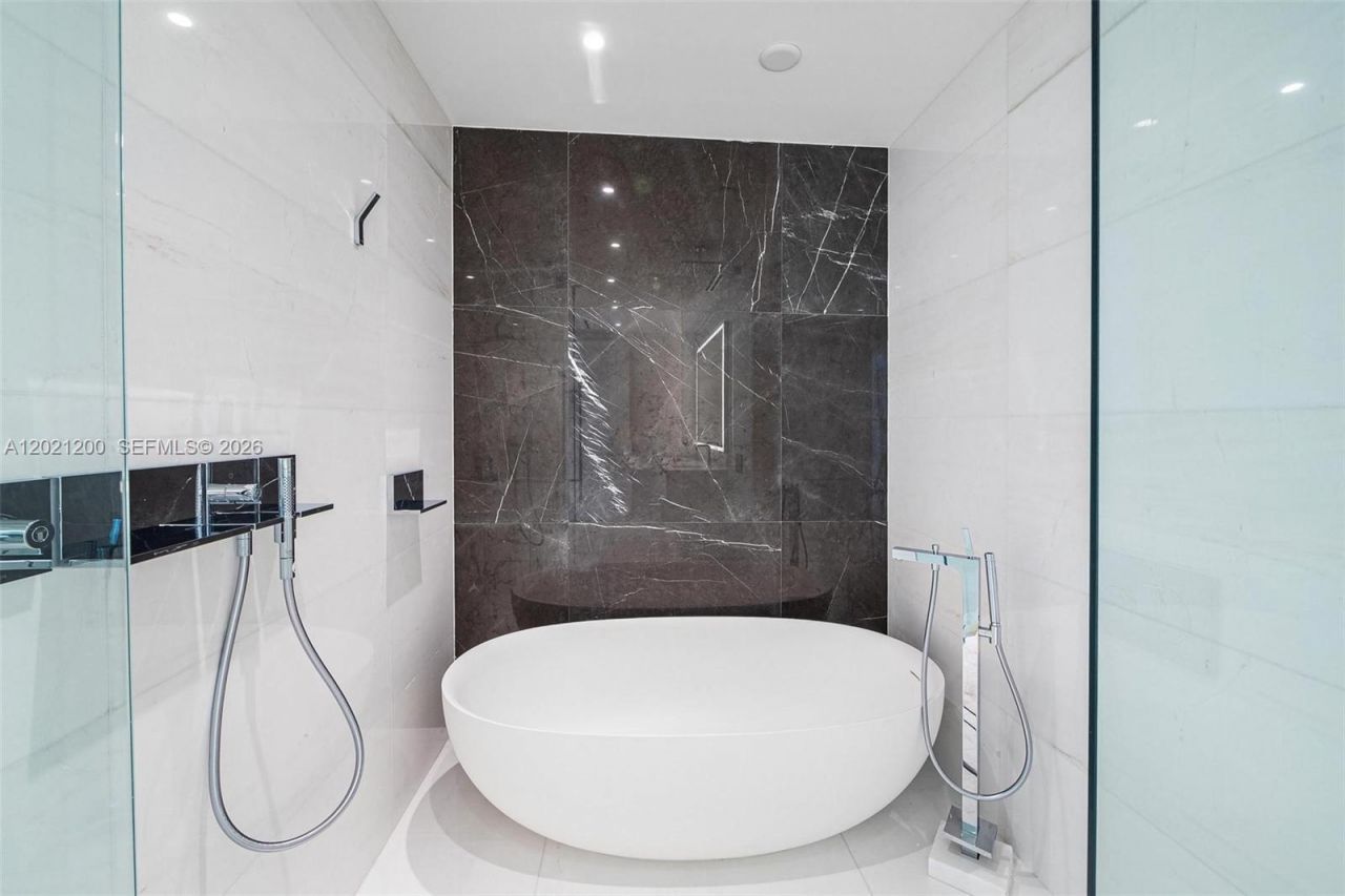 300 Biscayne Boulevard Way, Unit 2906W, Miami, FL 33131 Photo