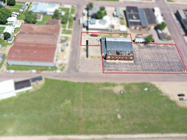 212 SW 2nd St, Madison, SD 57042