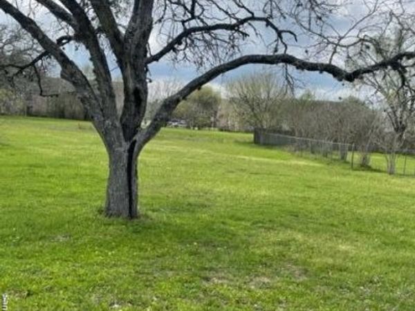 701 N Terry St, Cuero, TX 77954