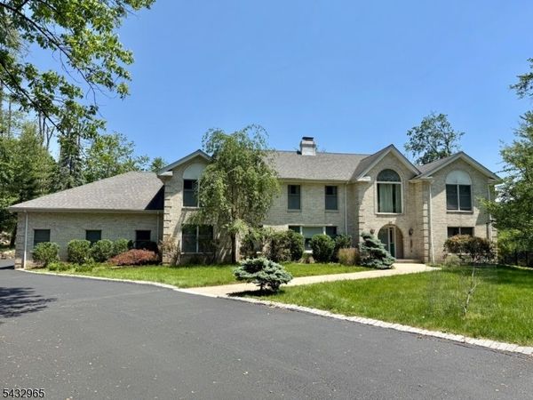 60 Evergreen Ln, Watchung, NJ 07069