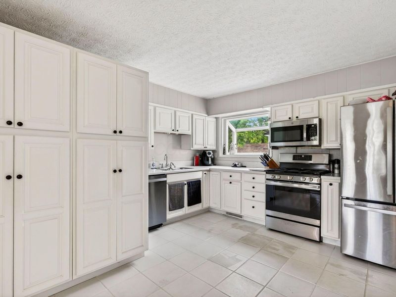 3114 Wessex Court , Columbus, OH 43232 Photo 7