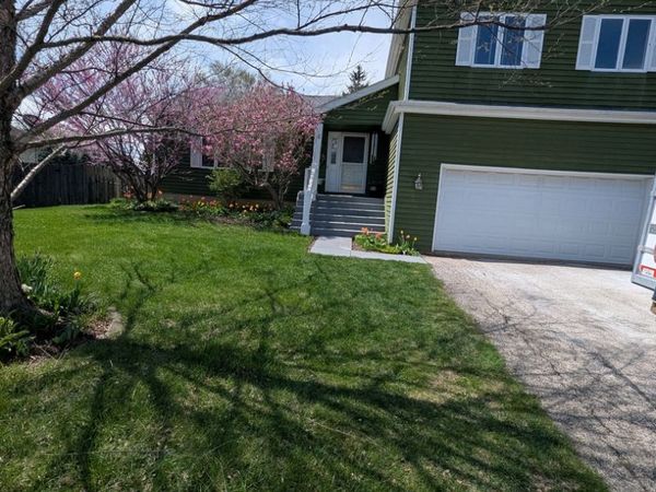 6 Crows Nest Court, Third Lake, IL 60030