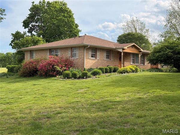 2210 S Highway 94 , Defiance, MO 63341