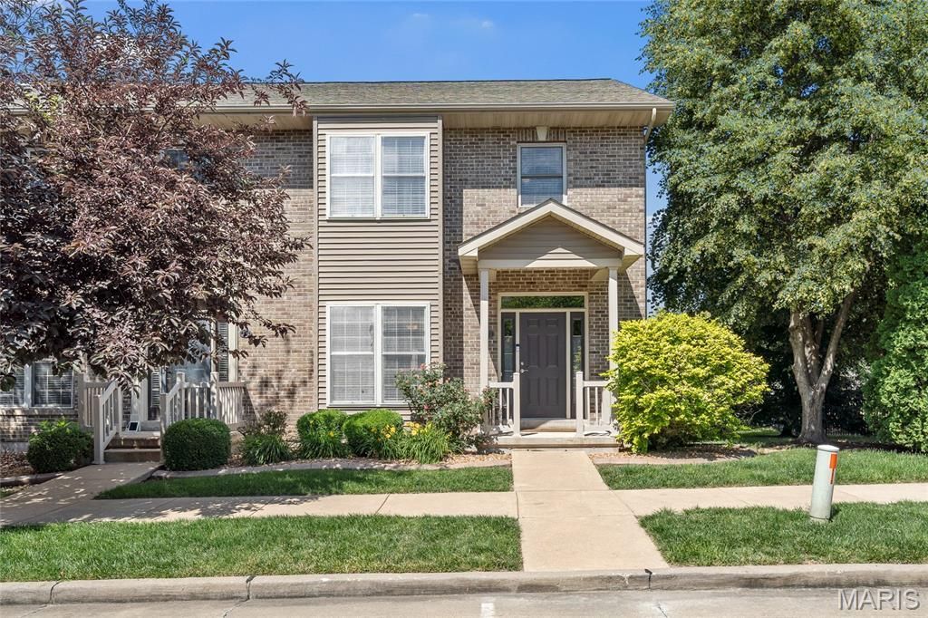 512 Queens Court Place, Saint Peters, MO 63376 Main Photo