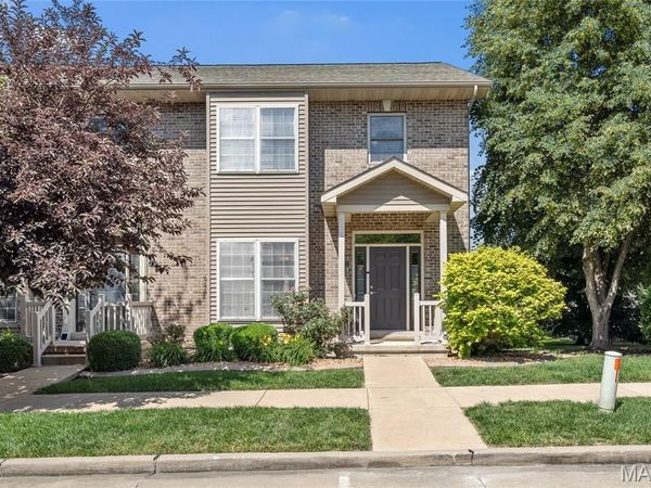 512 Queens Court Place, St Peters, MO 63376