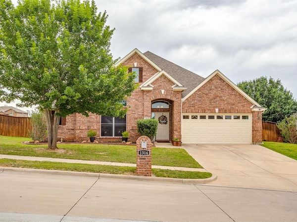 1316 Meadowlakes, Azle, TX 76020