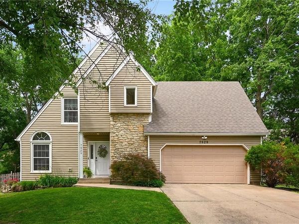 7929 W 113th Terrace, Overland Park, KS 66210