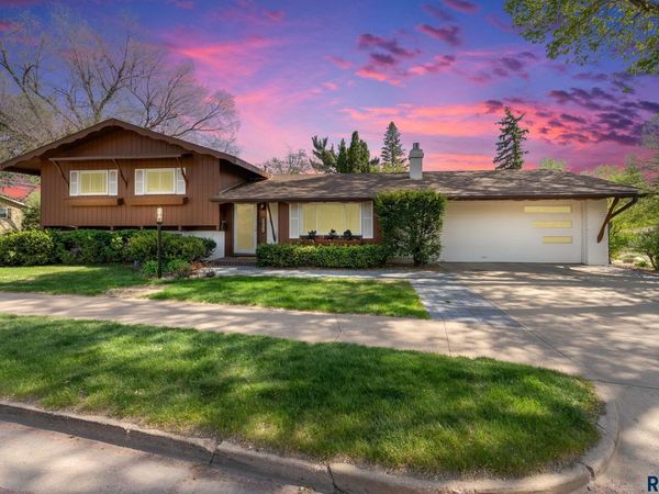 813 E 38th St, Sioux Falls, SD 57105