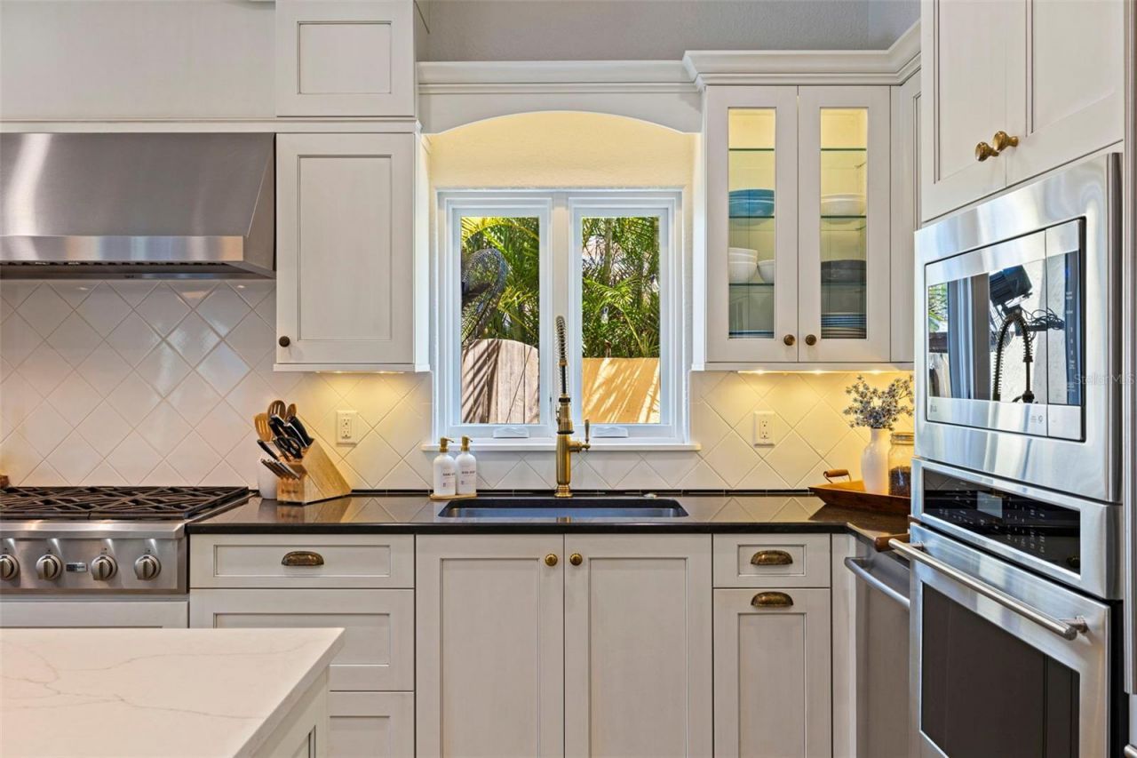 1101 Jungle Avenue N, Saint Petersburg, FL 33710 Photo