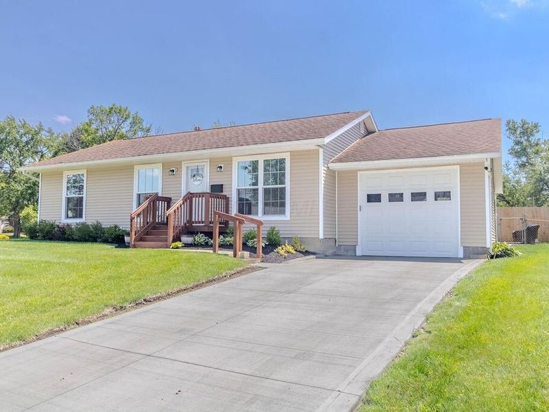 815 Lakeview Drive, Marysville, OH 43040 Photo 2