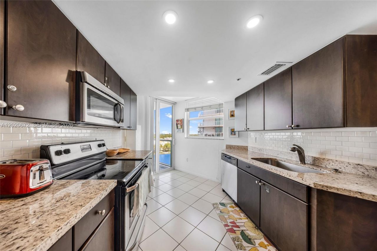 5880 Collins Ave, Unit 1007, Miami Beach, FL 33140 Photo