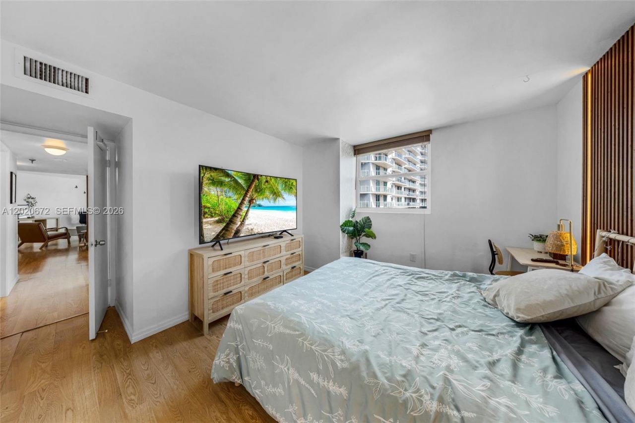 5880 Collins Ave, Unit 1007, Miami Beach, FL 33140 Photo