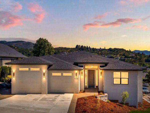 4302 Vista Pointe Drive, Medford, OR 97504