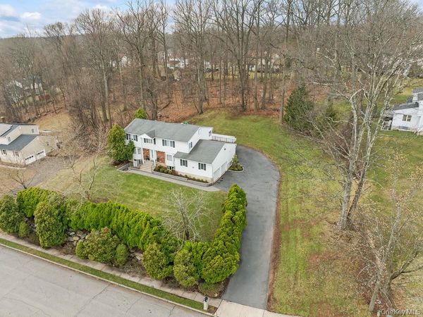 20 Algonquin Circle, Airmont, NY 10952