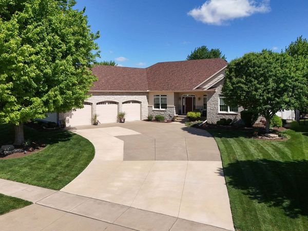920 Rustic View Court , Eldridge, IA 52748