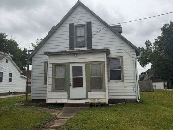 507 N 2nd Avenue W, Newton, IA 50208