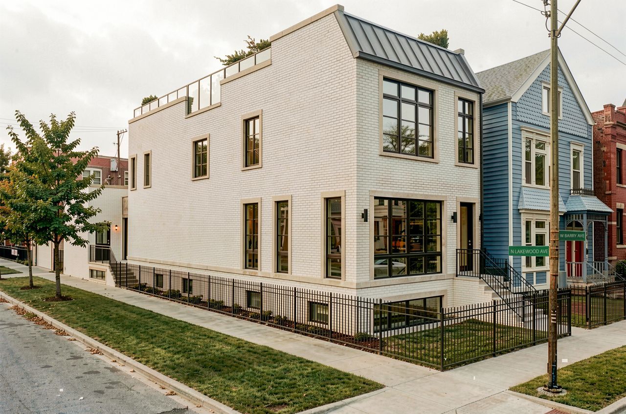 1303 W Barry Avenue , Chicago, IL 60657