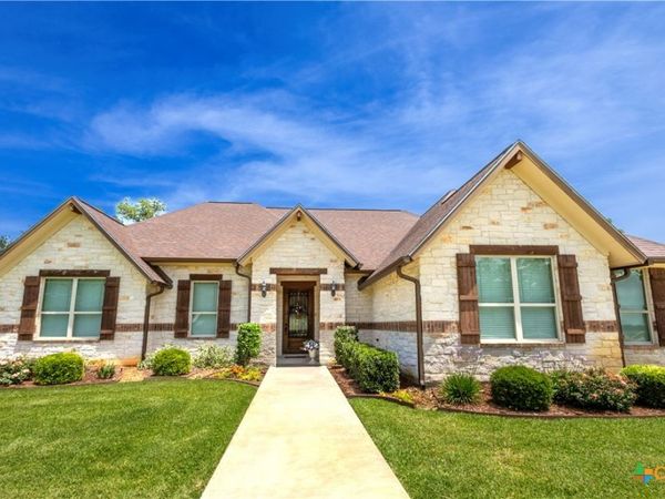173 County Road 131a , Hallettsville, TX 77964
