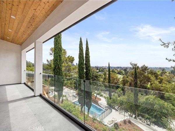 122 Patrician Way, Pasadena, CA 91105