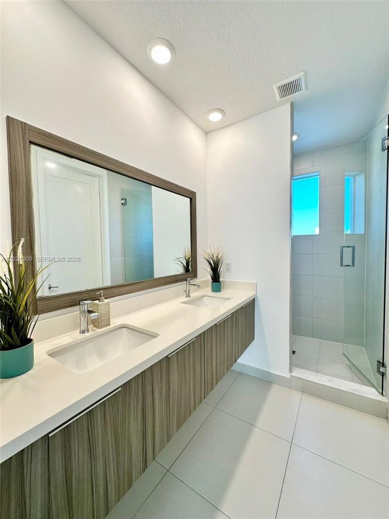 6401 NW 103rd Pl , Unit 301, Doral, FL 33178 Photo