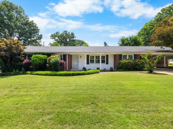 811 Rebel Dr, Tuscumbia, AL 35674