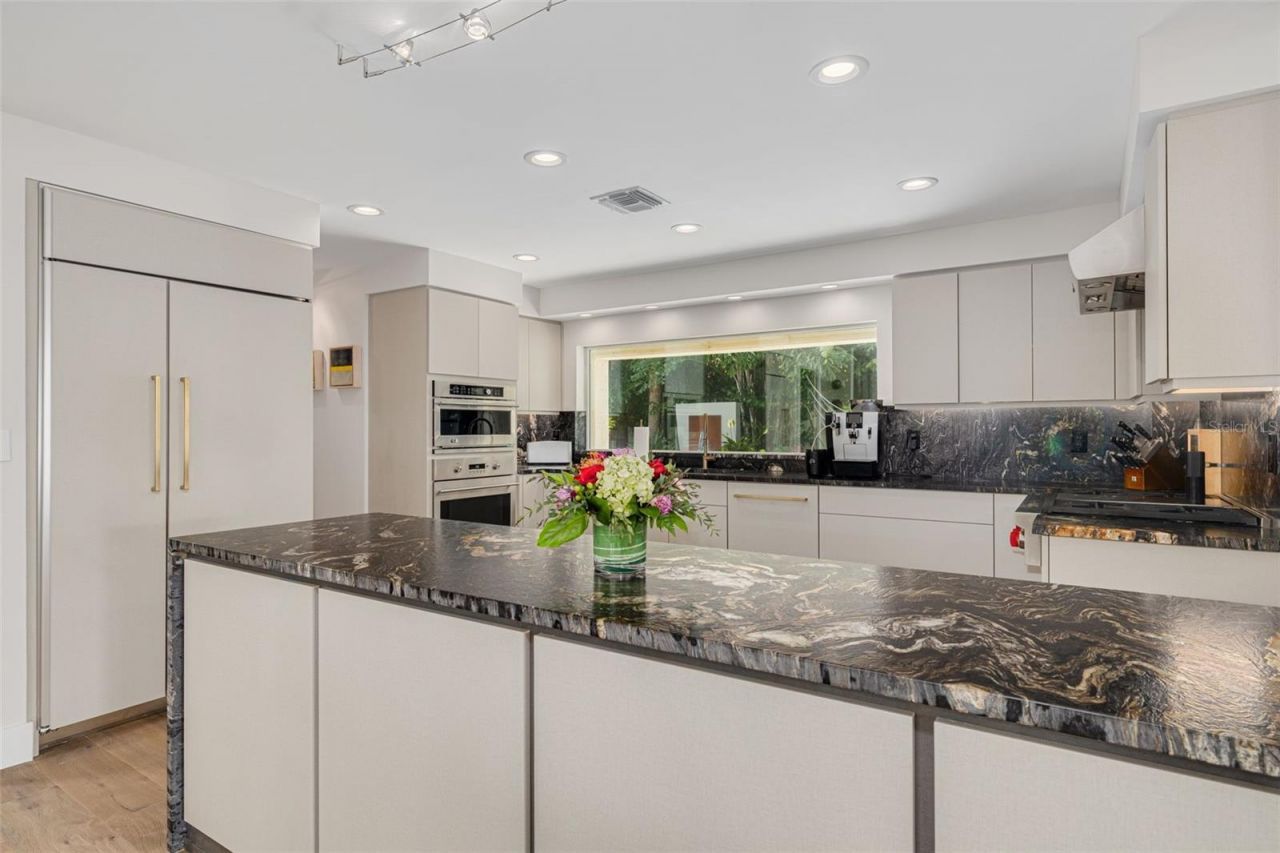 725 Brightwaters Boulevard Ne, Saint Petersburg, FL 33704 Photo