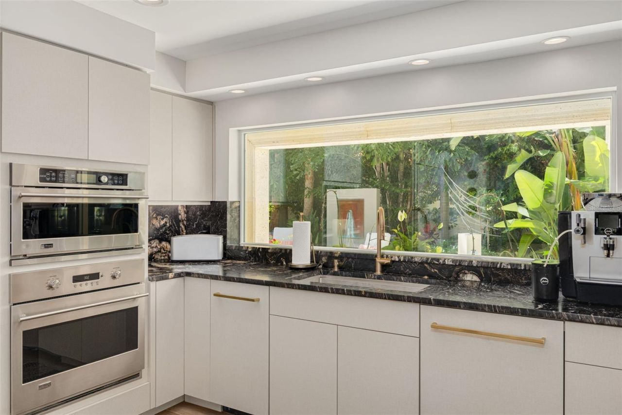 725 Brightwaters Boulevard Ne, Saint Petersburg, FL 33704 Photo