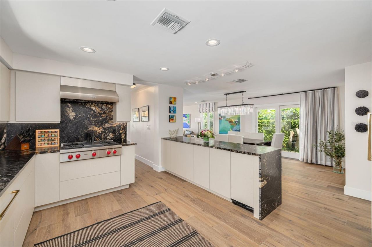 725 Brightwaters Boulevard Ne, Saint Petersburg, FL 33704 Photo