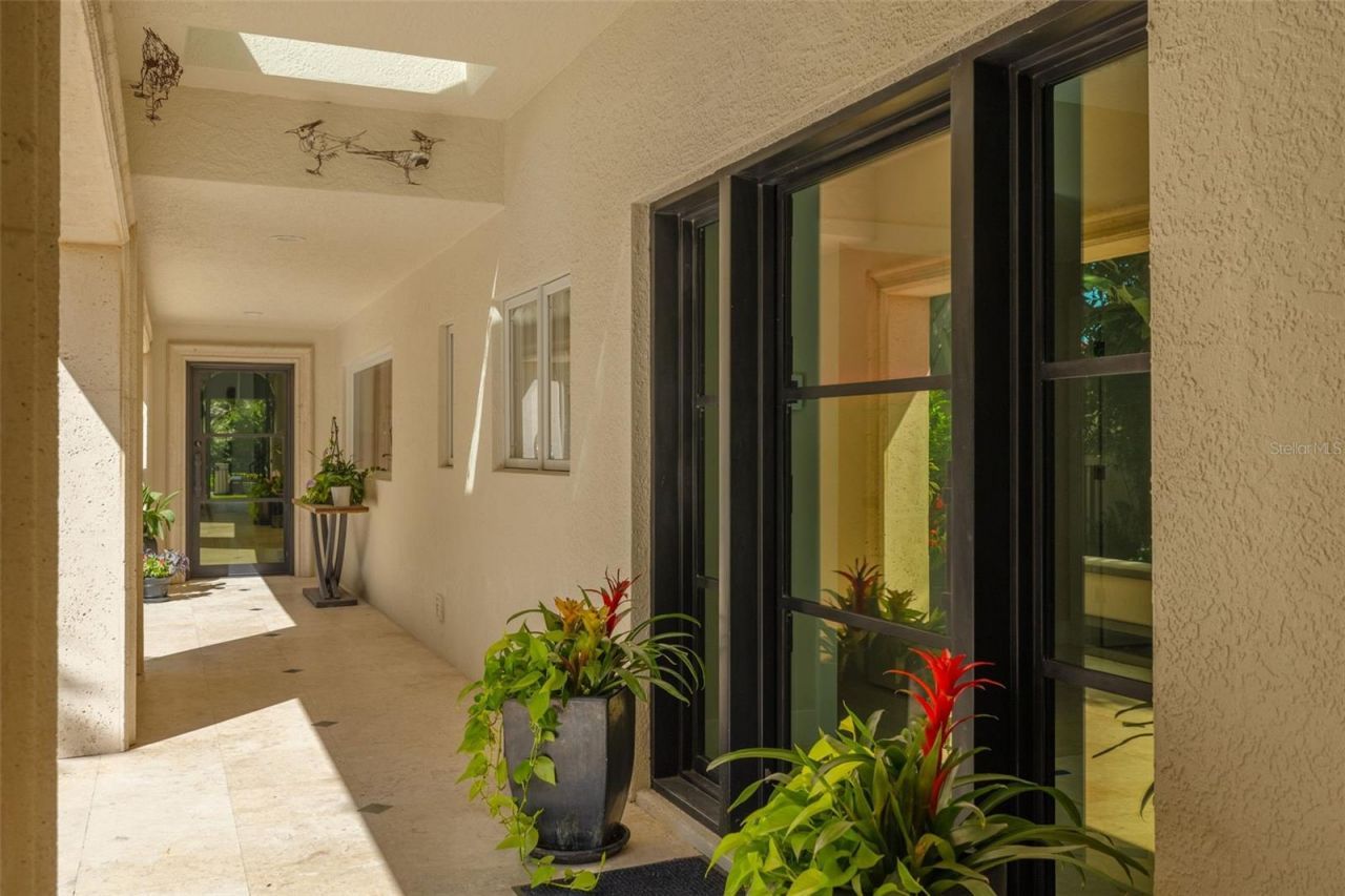 725 Brightwaters Boulevard Ne, Saint Petersburg, FL 33704 Photo