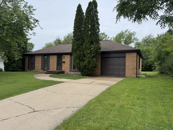 2006 Pine Street , Peru, IL 61354