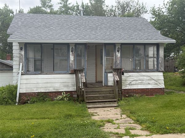 715 N 3rd Avenue E, Newton, IA 50208