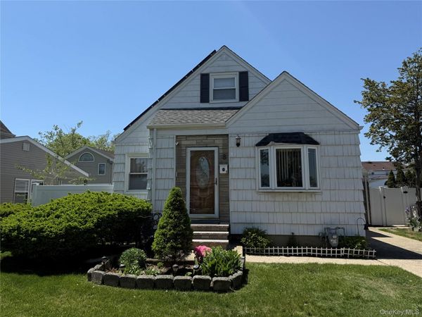 8 Cedarlawn Boulevard , Valley Stream, NY 11580