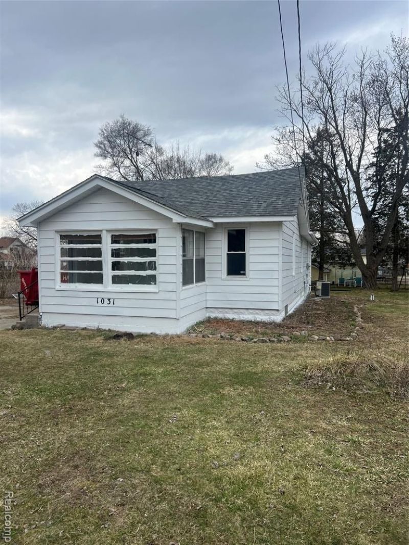 1031 E Pine Avenue, Genesee Township, MI 48458 Main Photo