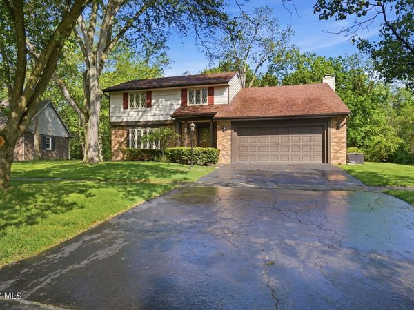 816 Oak Knoll Drive, Perrysburg, OH 43551
